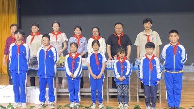 与学生合影留念.jpg