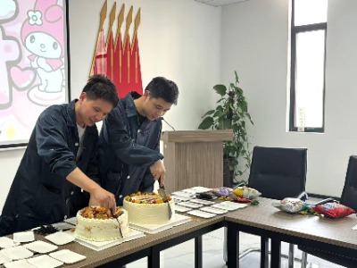 员工生日会切蛋糕_安徽英特丽.jpg